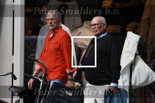 Amsterdam 16 april 2022
Frans Mulder met partner op straat in Amsterdam zuid.