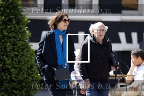 Amsterdam 9 mei 2022
Frans Weisz en zijn vrouw Regina Weisz wandelend door Amsterdam zuid