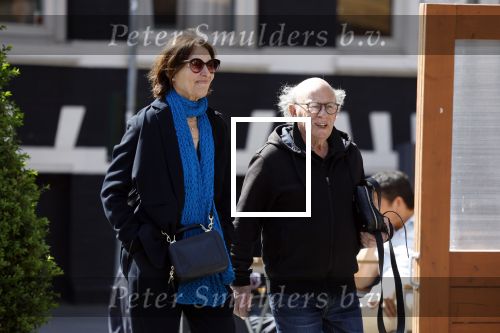 Amsterdam 9 mei 2022
Frans Weisz en zijn vrouw Regina Weisz wandelend door Amsterdam zuid