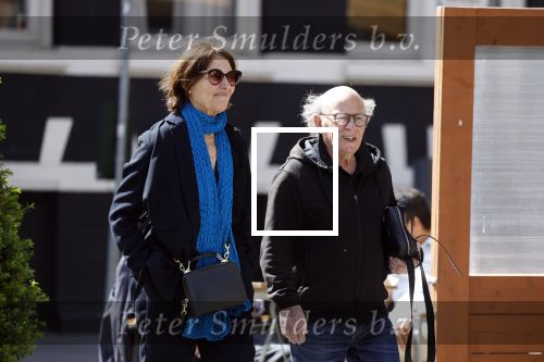 Amsterdam 9 mei 2022
Frans Weisz en zijn vrouw Regina Weisz wandelend door Amsterdam zuid