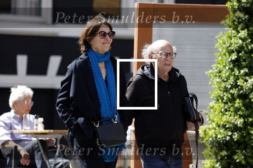 Amsterdam 9 mei 2022
Frans Weisz en zijn vrouw Regina Weisz wandelend door Amsterdam zuid