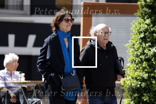 Amsterdam 9 mei 2022
Frans Weisz en zijn vrouw Regina Weisz wandelend door Amsterdam zuid