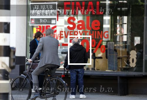 Amsterdam 9 mei 2022
Frans Weisz en zijn vrouw Regina Weisz wandelend door Amsterdam zuid