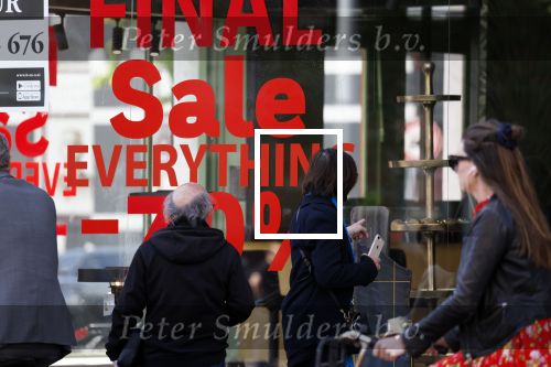 Amsterdam 9 mei 2022
Frans Weisz en zijn vrouw Regina Weisz wandelend door Amsterdam zuid