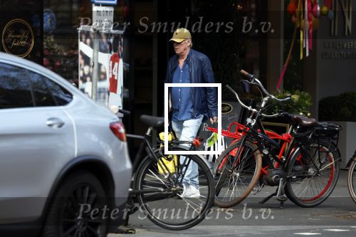 Amsterdam 16 april 2022
Jack Spijkerman aan het winkelen op de beethovenstraat