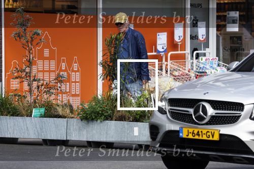 Amsterdam 16 april 2022
Jack Spijkerman aan het winkelen op de beethovenstraat