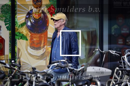 Amsterdam 16 april 2022
Jack Spijkerman aan het winkelen op de beethovenstraat