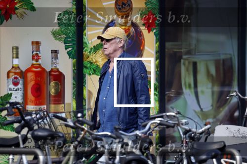 Amsterdam 16 april 2022
Jack Spijkerman aan het winkelen op de beethovenstraat