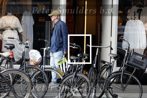 Amsterdam 16 april 2022
Jack Spijkerman aan het winkelen op de beethovenstraat