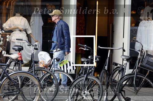 Amsterdam 16 april 2022
Jack Spijkerman aan het winkelen op de beethovenstraat