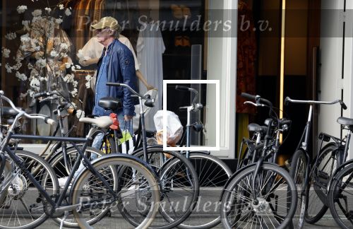 Amsterdam 16 april 2022
Jack Spijkerman aan het winkelen op de beethovenstraat