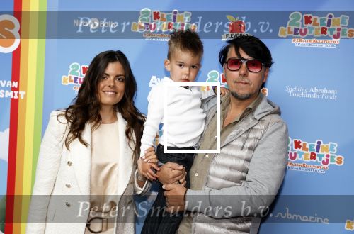 Amsterdam 1 mei 2022
Premiere 2 kleine kleutertjes bedacht door Jan Smit . 
Jan Dulles met zijn vrouw Caroline Mol en hun zoon