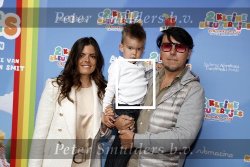 Amsterdam 1 mei 2022
Premiere 2 kleine kleutertjes bedacht door Jan Smit . 
Jan Dulles met zijn vrouw Caroline Mol en hun zoon