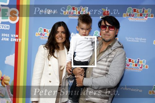 Amsterdam 1 mei 2022
Premiere 2 kleine kleutertjes bedacht door Jan Smit . 
Jan Dulles met zijn vrouw Caroline Mol en hun zoon