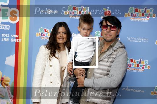 Amsterdam 1 mei 2022
Premiere 2 kleine kleutertjes bedacht door Jan Smit . 
Jan Dulles met zijn vrouw Caroline Mol en hun zoon