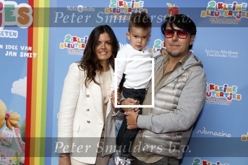 Amsterdam 1 mei 2022
Premiere 2 kleine kleutertjes bedacht door Jan Smit . 
Jan Dulles met zijn vrouw Caroline Mol en hun zoon