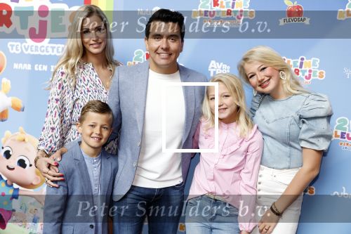 Amsterdam 1 mei 2022
Premiere 2 kleine kleutertjes bedacht door Jan Smit . Jan kwam met zijn vrouw Liza en kinderen Fem Emma en zoon Senn