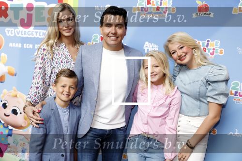 Amsterdam 1 mei 2022
Premiere 2 kleine kleutertjes bedacht door Jan Smit . Jan kwam met zijn vrouw Liza en kinderen Fem Emma en zoon Senn