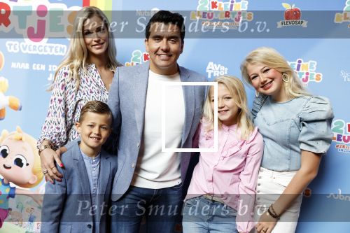 Amsterdam 1 mei 2022
Premiere 2 kleine kleutertjes bedacht door Jan Smit . Jan kwam met zijn vrouw Liza en kinderen Fem Emma en zoon Senn