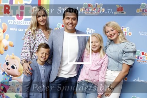 Amsterdam 1 mei 2022
Premiere 2 kleine kleutertjes bedacht door Jan Smit . Jan kwam met zijn vrouw Liza en kinderen Fem Emma en zoon Senn