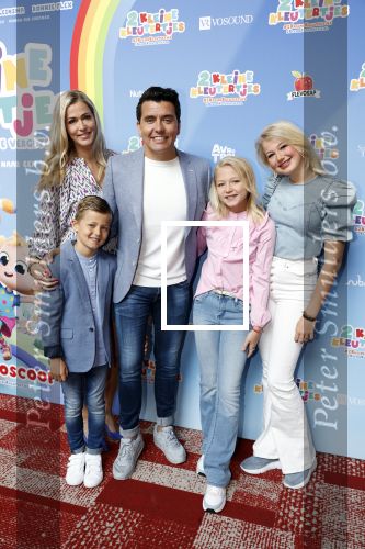 Amsterdam 1 mei 2022
Premiere 2 kleine kleutertjes bedacht door Jan Smit . Jan kwam met zijn vrouw Liza en kinderen Fem Emma en zoon Senn