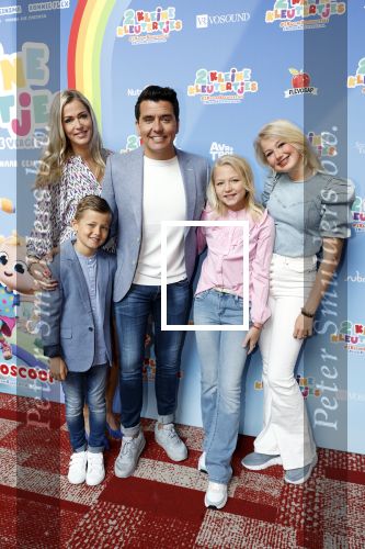 Amsterdam 1 mei 2022
Premiere 2 kleine kleutertjes bedacht door Jan Smit . Jan kwam met zijn vrouw Liza en kinderen Fem Emma en zoon Senn