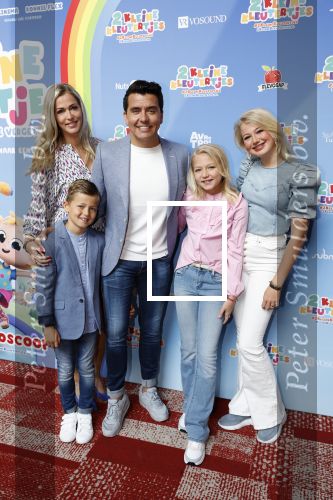 Amsterdam 1 mei 2022
Premiere 2 kleine kleutertjes bedacht door Jan Smit . Jan kwam met zijn vrouw Liza en kinderen Fem Emma en zoon Senn