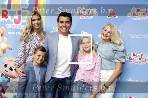 Amsterdam 1 mei 2022
Premiere 2 kleine kleutertjes bedacht door Jan Smit . Jan kwam met zijn vrouw Liza en kinderen Fem Emma en zoon Senn