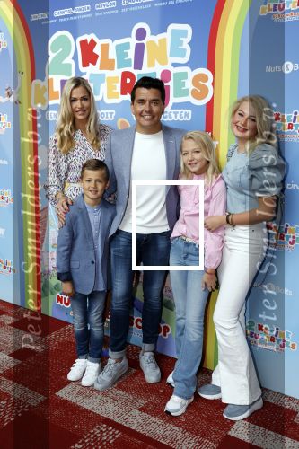 Amsterdam 1 mei 2022
Premiere 2 kleine kleutertjes bedacht door Jan Smit . Jan kwam met zijn vrouw Liza en kinderen Fem Emma en zoon Senn