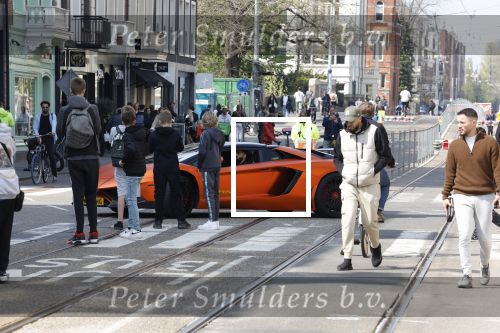 Amsterdam 23 april 2022
Mobicepp en Joey Bravo met hun Laborghini\'s op de pc hooftstraat. Tientallen kinderen zijn foto\'s aan het maken.