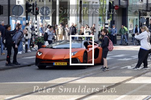 Amsterdam 23 april 2022
Mobicepp en Joey Bravo met hun Laborghini\'s op de pc hooftstraat. Tientallen kinderen zijn foto\'s aan het maken.
