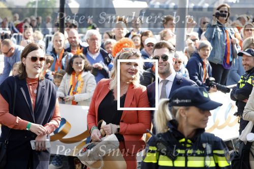 Maastricht 27 april 2022
Koningsdag wordt dit jaar in Maastricht gevierd . Aanwezig Koning Willem Alexander Koningin Maxima Prinses Amalia Prinses Alexia Prinses Ariane Prins Constantijn Prinses Laurentien Prins Maurits Prinses Marilene Prins Bernhard Prinses Annette Prins Floris Prinses Aimee Prins Pieter Christiaan en Prinses Annette. Justine Marcella en Rick evers