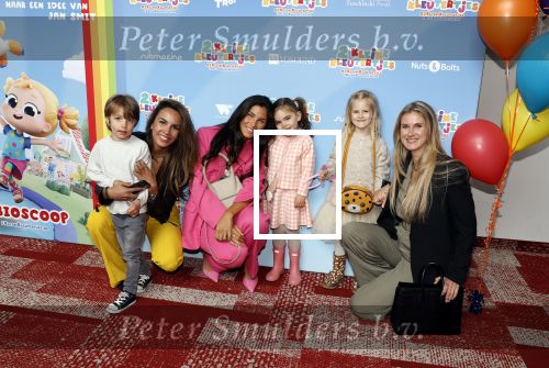 Amsterdam 1 mei 2022
Premiere 2 kleine kleutertjes bedacht door Jan Smit .
Kae Sutherland met dochter en vriendinnen