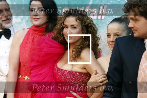 Amsterdam 20 april 2022
Premiere Costa in Tuschinski. Castleden oa , Katja Schuurman Abbey Hoes Soy Kroon Stephanie v Eer Oscar Aerts Sinan Eroglu Roeland Fernhout Tina de Bruin en Lisa Zweerman . De regisseur is Jon Karhaus en Diederik Jekel heeft het script geschreven.