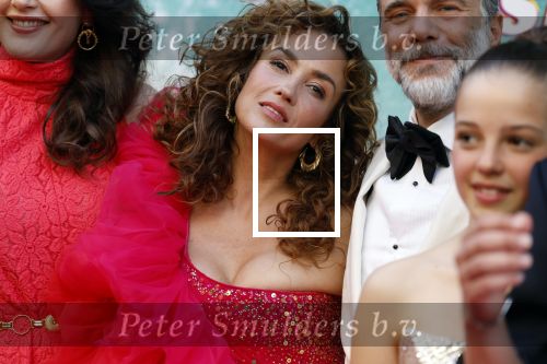 Amsterdam 20 april 2022
Premiere Costa in Tuschinski. Castleden oa , Katja Schuurman Abbey Hoes Soy Kroon Stephanie v Eer Oscar Aerts Sinan Eroglu Roeland Fernhout Tina de Bruin en Lisa Zweerman . De regisseur is Jon Karhaus en Diederik Jekel heeft het script geschreven.