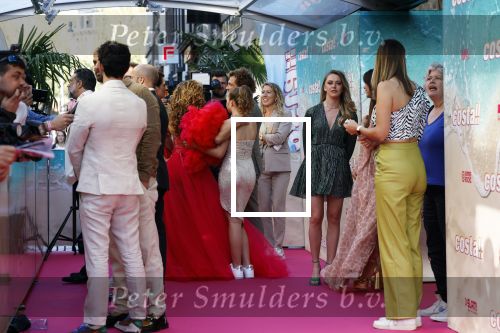 Amsterdam 20 april 2022
Premiere Costa in Tuschinski. Castleden oa , Katja Schuurman Abbey Hoes Soy Kroon Stephanie v Eer Oscar Aerts Sinan Eroglu Roeland Fernhout Tina de Bruin en Lisa Zweerman . De regisseur is Jon Karhaus en Diederik Jekel heeft het script geschreven.