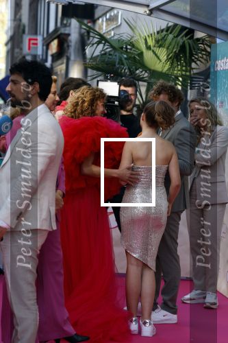 Amsterdam 20 april 2022
Premiere Costa in Tuschinski. Castleden oa , Katja Schuurman Abbey Hoes Soy Kroon Stephanie v Eer Oscar Aerts Sinan Eroglu Roeland Fernhout Tina de Bruin en Lisa Zweerman . De regisseur is Jon Karhaus en Diederik Jekel heeft het script geschreven.