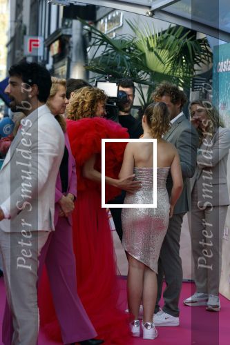 Amsterdam 20 april 2022
Premiere Costa in Tuschinski. Castleden oa , Katja Schuurman Abbey Hoes Soy Kroon Stephanie v Eer Oscar Aerts Sinan Eroglu Roeland Fernhout Tina de Bruin en Lisa Zweerman . De regisseur is Jon Karhaus en Diederik Jekel heeft het script geschreven.