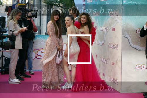 Amsterdam 20 april 2022
Premiere Costa in Tuschinski. Castleden oa , Katja Schuurman Abbey Hoes Soy Kroon Stephanie v Eer Oscar Aerts Sinan Eroglu Roeland Fernhout Tina de Bruin en Lisa Zweerman . De regisseur is Jon Karhaus en Diederik Jekel heeft het script geschreven.