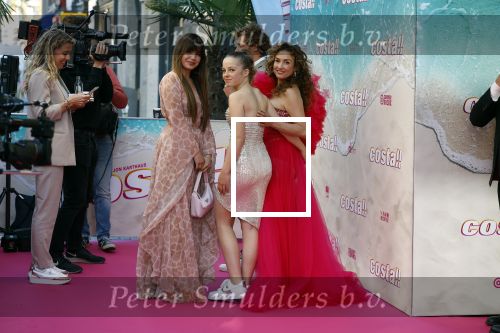 Amsterdam 20 april 2022
Premiere Costa in Tuschinski. Castleden oa , Katja Schuurman Abbey Hoes Soy Kroon Stephanie v Eer Oscar Aerts Sinan Eroglu Roeland Fernhout Tina de Bruin en Lisa Zweerman . De regisseur is Jon Karhaus en Diederik Jekel heeft het script geschreven.