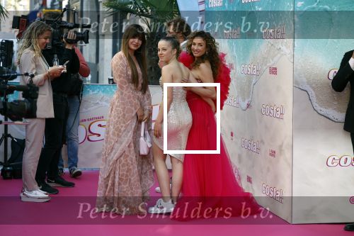 Amsterdam 20 april 2022
Premiere Costa in Tuschinski. Castleden oa , Katja Schuurman Abbey Hoes Soy Kroon Stephanie v Eer Oscar Aerts Sinan Eroglu Roeland Fernhout Tina de Bruin en Lisa Zweerman . De regisseur is Jon Karhaus en Diederik Jekel heeft het script geschreven.