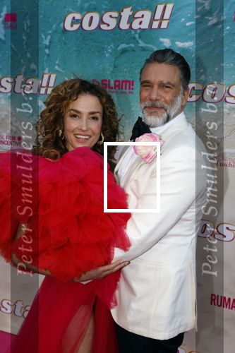 Amsterdam 20 april 2022
Premiere Costa in Tuschinski. Castleden oa , Katja Schuurman Abbey Hoes Soy Kroon Stephanie v Eer Oscar Aerts Sinan Eroglu Roeland Fernhout Tina de Bruin en Lisa Zweerman . De regisseur is Jon Karhaus en Diederik Jekel heeft het script geschreven.