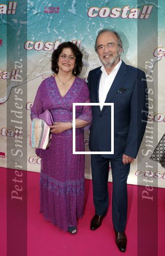 Amsterdam 20 april 2022
Premiere Costa in Tuschinski. Castleden oa , Katja Schuurman Abbey Hoes Soy Kroon Stephanie v Eer Oscar Aerts Sinan Eroglu Roeland Fernhout Tina de Bruin en Lisa Zweerman . De regisseur is Jon Karhaus en Diederik Jekel heeft het script geschreven. Katja Schuurman haar ouders