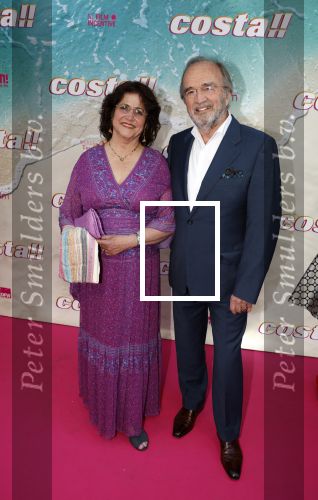 Amsterdam 20 april 2022
Premiere Costa in Tuschinski. Castleden oa , Katja Schuurman Abbey Hoes Soy Kroon Stephanie v Eer Oscar Aerts Sinan Eroglu Roeland Fernhout Tina de Bruin en Lisa Zweerman . De regisseur is Jon Karhaus en Diederik Jekel heeft het script geschreven. Katja Schuurman haar ouders