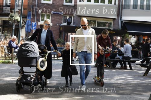 Amsterdam 16 april 2022
Kimberley Klaver en haar partner Michel v d Bergh met kinderen op de cornelis schuytstraat