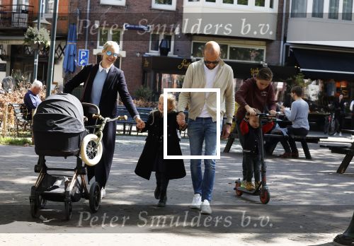 Amsterdam 16 april 2022
Kimberley Klaver en haar partner Michel v d Bergh met kinderen op de cornelis schuytstraat