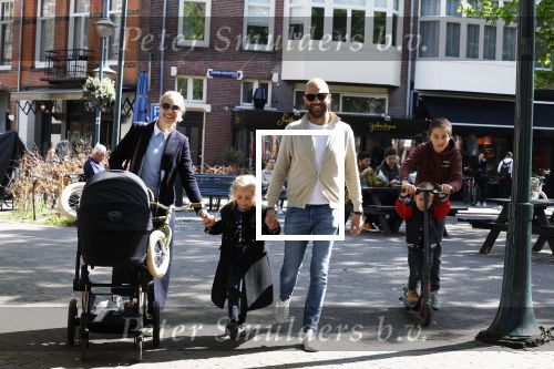 Amsterdam 16 april 2022
Kimberley Klaver en haar partner Michel v d Bergh met kinderen op de cornelis schuytstraat