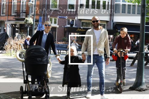 Amsterdam 16 april 2022
Kimberley Klaver en haar partner Michel v d Bergh met kinderen op de cornelis schuytstraat