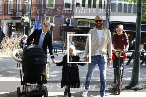 Amsterdam 16 april 2022
Kimberley Klaver en haar partner Michel v d Bergh met kinderen op de cornelis schuytstraat