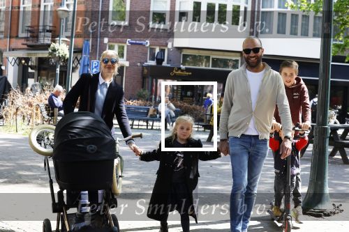 Amsterdam 16 april 2022
Kimberley Klaver en haar partner Michel v d Bergh met kinderen op de cornelis schuytstraat
